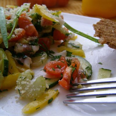Салат с овощами и салом