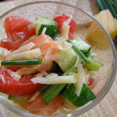 Салат овощной со слабосоленой семгой
