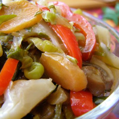 Теплый салат с грибами и овощами