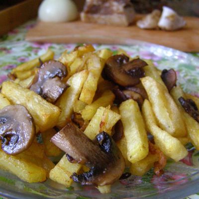 Молодая картошка с салом и грибами