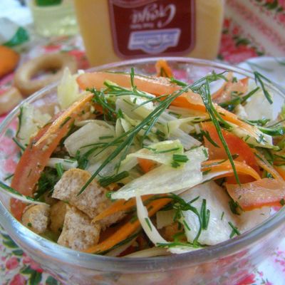Овощной салат с сыром и бубликами