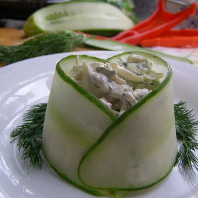 Салат из капусты с сыром и огурцом