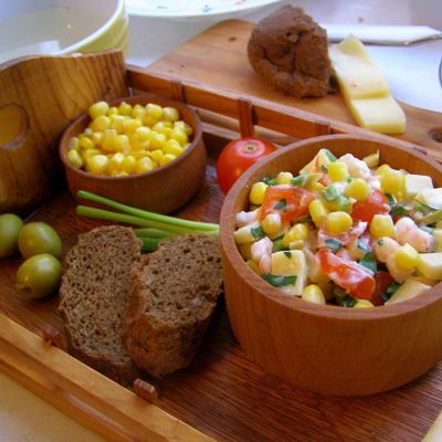 Новогодний салат с кукурузой и креветками
