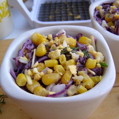 Салат из красной капусты с кукурузой и яйцами - простой рецепт