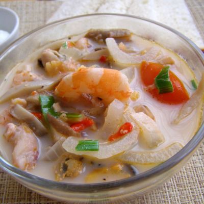 Китайская кухня роскошный Том-ям на кокосовом молоке с морепродуктами