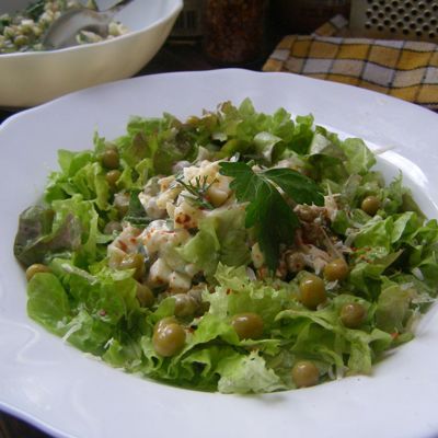 Зеленый салат с кальмарами на праздничный стол