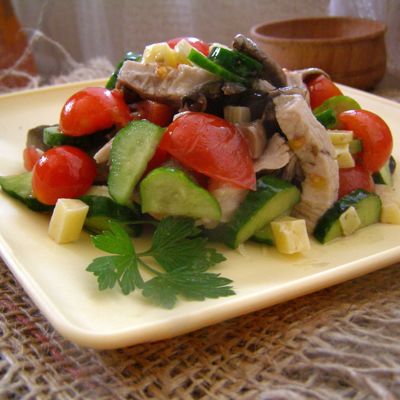 Сбалансированный салат с индейкой и овощами