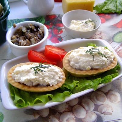 Праздничная закуска из тарталеток с грибами и сыром