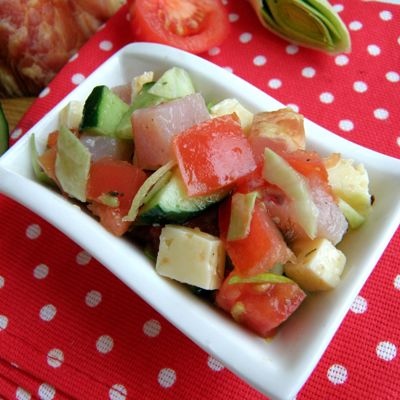 Сытный салат с балыком, овощами и сыром за 5 минут