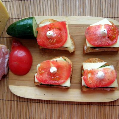 Быстрые и вкусные гренки с балыком и помидором