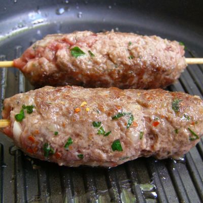 Сочный кебаб из говядины и свинины на сковороде