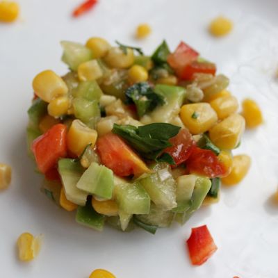 Невероятная сальса из авокадо, кукурузы и овощей