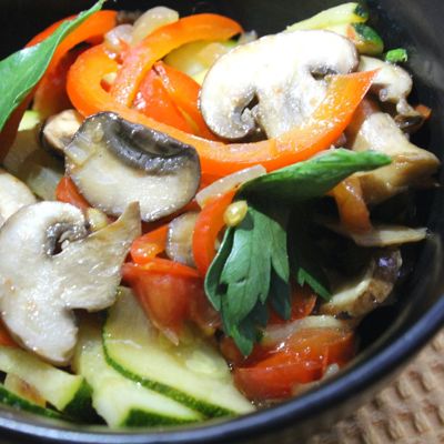 Теплый салат с грибами и овощами бюджетное блюдо для хорошего настроения