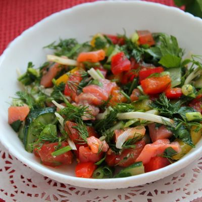 Нарядный салатик с семгой, овощами и пармезаном за 5 минут - сытный, вкусный и полезный