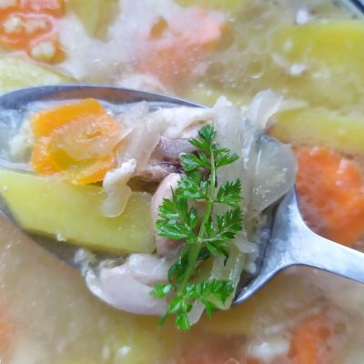 Густой наваристый суп с курицей, приправленный толченым салом и чесноком