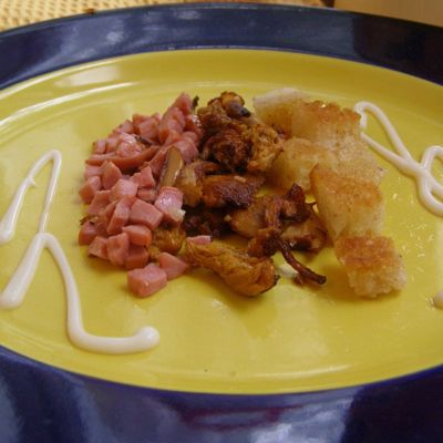 Салат с жареными лисичками и сосисками - оригинальное сочетание