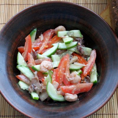 Салат из морского коктейля с овощами в оригинальной заправке