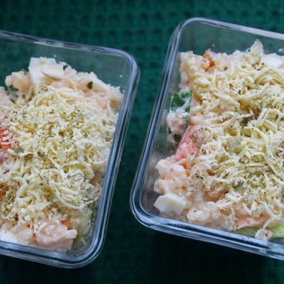 Деликатный салат с отварной форелью: добавила рис и овощи, получилось вкусно и полезно