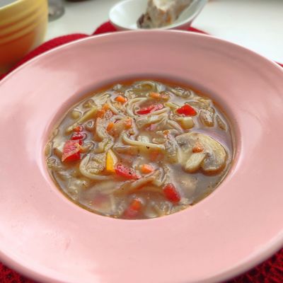 Суп китайский с рисовой лапшой, куриным мясом и грибами