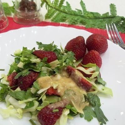 Овощной салат с клубникой