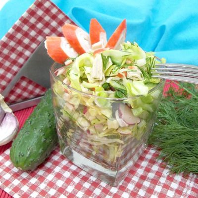 Салат нежный с крабовыми палочками и капустой