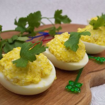 Как приготовить вкусные яйца фаршированные сыром простой рецепт