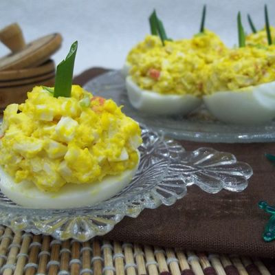 Яйца фаршированные крабовыми палочками простой и бюджетный рецепт на праздничный стол
