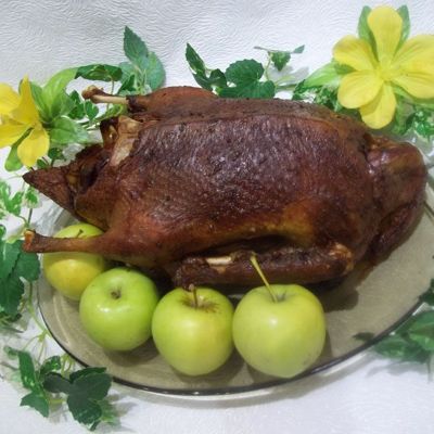 Рождественская утка запеченная с яблоками очень простой и удачный рецепт