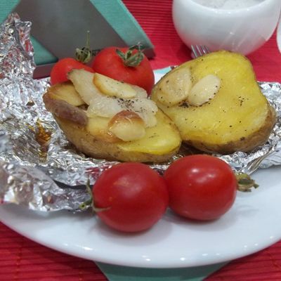 Недорогой рецепт запеченной картошки в фольге в духовке просто и вкусно