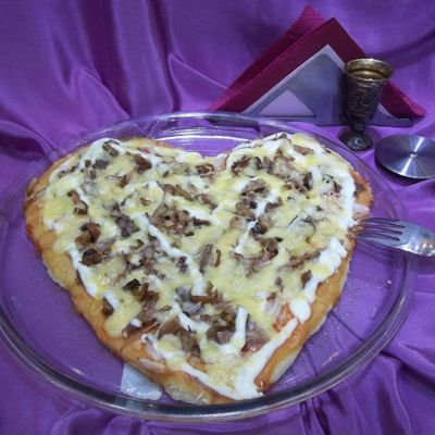 Пицца для влюбленных в форме сердца ко Дню святого Валентина