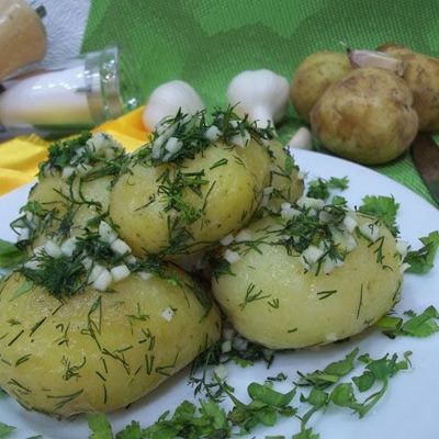 Как вкусно приготовить молодую картошку рецепт с чесноком и зеленью