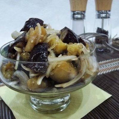 Пикантная закуска из маринованных баклажанов с луком простой рецепт