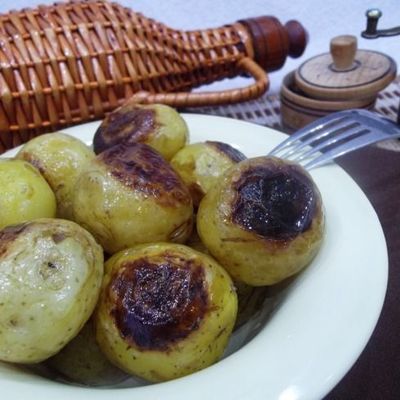 Варено-жареный молодой картофель на сковороде вкусно и быстро