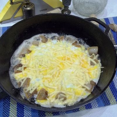 Сытная и вкусная яичница с салом и сыром очень простой рецепт