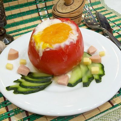 Самая вкусная и пикантная яичница в помидоре в микроволновке