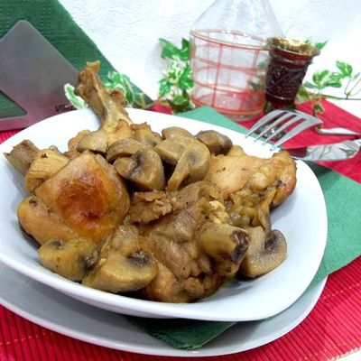 Очень вкусная курица с грибами на сковороде