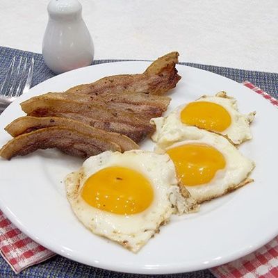 Классический рецепт быстрого завтрака за 10 минут яичница с беконом на сковороде