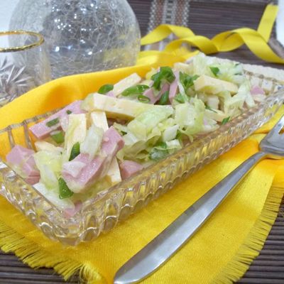 Самый вкусный пикантный салат с капустой, колбасой и сыром за 10 минут