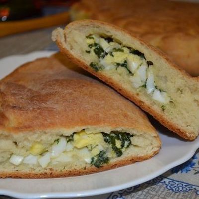 Пресные пироги с зеленым луком и яйцами по-деревенски