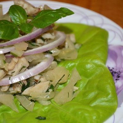 Салат из квашеной капусты с кальмаром