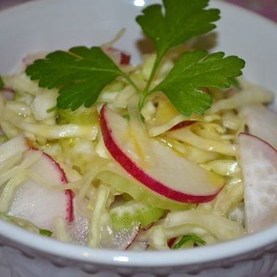 Диетический салат из капусты с редисом и сельдереем