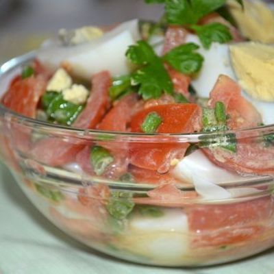 Салат с помидорами, яйцами и зеленым луком