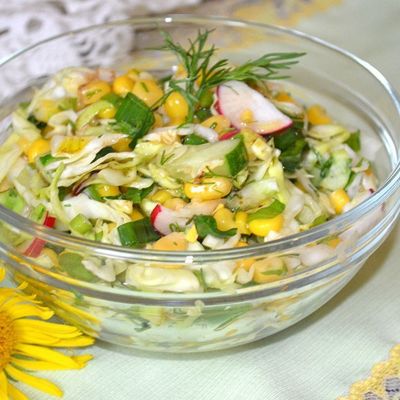 Витаминный салат с кукурузой