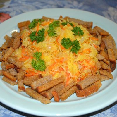 Салат из редьки с луком, морковью и сухариками