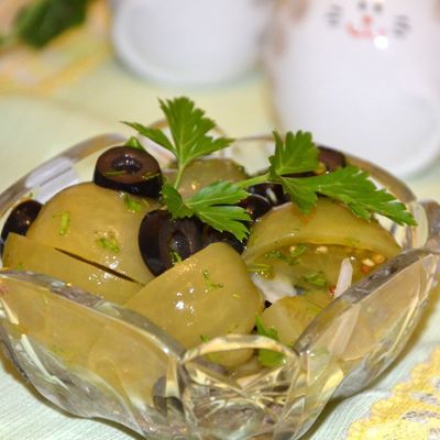 Салат с маслинами и маринованными зелеными помидорами