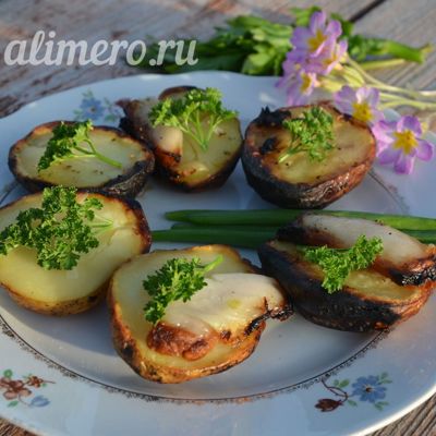 Картофель, запеченный на углях с салом