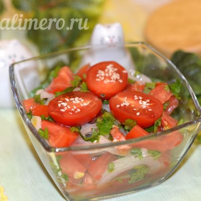 Салат из помидоров с кинзой и луком