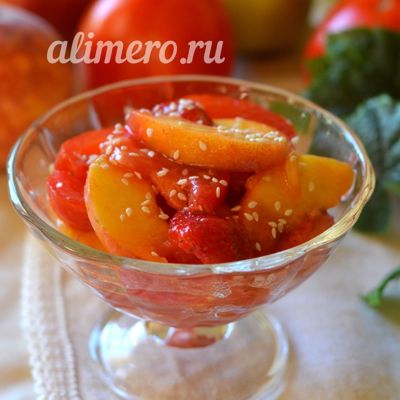 Салат из фруктов и помидоров