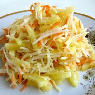Диетический салат с кольраби, морковкой, яблоками и салатным перцем