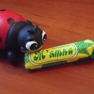 Должен ли ребенок делиться конфеткой с мамой?